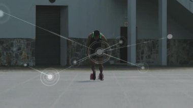 Erkek sprinter başlama sinyali üzerine kırmızı başlangıç bloklarını itiyor, teknoloji veri ağını canlandırıyor. Atlet, sprint, ivme, teknoloji, veri, ağ, kentsel