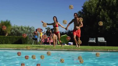 Havuza el ele tutuşan bir çift kalp-göz emojilerini aktifleştiriyor boş zamanlarını kutluyorlar. Açık hava, boş zaman, yaz, şen şakrak, canlı, dostluk