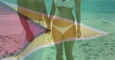 Güneşli sahilde yürüyen bir çift, gülümseyen alınlarıyla bayrak kaplamalı seyahat reklamında eğiliyor. Romantizm, samimiyet, rahatlık, uyum, dinginlik, bağlantı, mutluluk