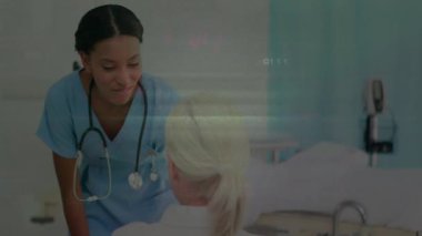 Tıbbi hemşire, hayati organlarını stetoskop arızasıyla kontrol etmek için yaşlı hastayı baş ucunda karşılıyor. Bakıcı, sağlık, şefkat, profesyonellik, klinik, destek, tıbbi