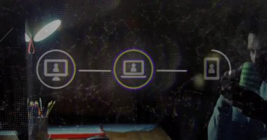 Adam ağ örtüsü renklendirme dizüstü bilgisayarını kontrol etmek için teknoloji yudumlama ve akıllı telefonu kullanıyor. Teknoloji, bağlantı, dijital, yenilik, çalışma alanı, modern, iletişim