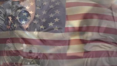 Keskin nişancı, Amerikan bayrağı altında askeri eğitim için tüfeği kaldırmaya ve dürbünü hizalamaya hazırlanıyor. Doğruluk, odaklanma, disiplin, vatanseverlik, ordu, taktik, eğitim