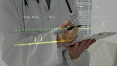 Tıbbi doktor, dinamik veri tabloları klinik değerlendirmeleri tararken notlar yazıyor. Klinik, profesyonel, analitik, dijital, geleceksel, sağlık, araştırma