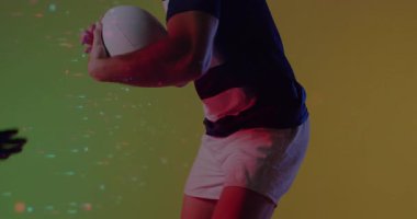 Rugby koşucusu topu sıkıştırıyor ve ilerlemek için koşuyor, defans oyuncusu atımlı ışıkların altında koşuyor. Sporcular, rekabet, eylem, dinamik, spor, hareket, enerji
