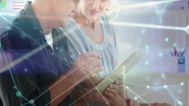 Meslektaşlar iş verilerini animasyon ağ grafikleriyle gözden geçirmek için tablet ekranını tıklatıyorlar. İşbirliği, takım çalışması, analiz, yenilik, teknoloji, iletişim, profesyonel