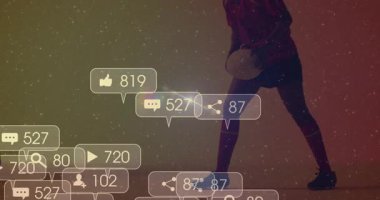 Kadın futbolcu topa basıp sosyal medya simgelerini harekete geçiriyor. Diz çökerken yükseliyor. Atletizm, dijital, fütüristik, dinamik, güçlendirme, yenilik, modern