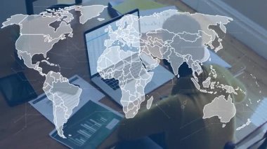 Kaybolan dünya haritasını veri izleme için altıgen ızgarayla kaplayan bir dizüstü bilgisayar. İş, teknoloji, bağlantı, analitik, profesyonel, dijital, işletme