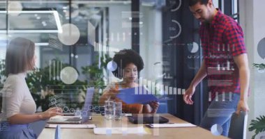 Masaya dizin yerleştiren adam, meslektaşlarının dizini gözden geçirmesini ve analiz için yüzen veri tablolarını incelemesini sağlıyor. İşbirliği, takım çalışması, modernleşme, veri toplama, beyin fırtınası, iş görüşmesi, profesyonel