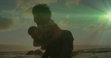 Adam duraklıyor, kadını kaldırıyor, sahil kenarında gün batımını seyrediyor. Yolculukta lenslerin parlamasını sağlıyor. Romantizm, macera, siluet, doğa, dinginlik, bağlantı, açık hava