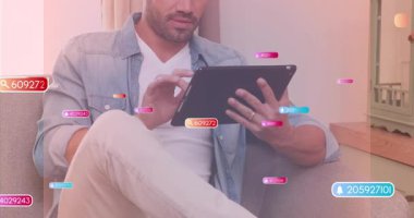 Adam tableti tıklatıyor ve teknolojik tebligat incelemesi için etrafında yüzen sayısal rozetler açıyor. Teknoloji, dijital, yenilik, modern, iletişim, çalışma alanı, minimalist