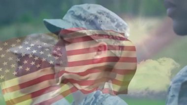 Asker B, kamera askeri eğitimi bayrak kaplamalı olarak vurguladığında başını çeviriyor. Vatanseverlik, disiplin, birlik, yiğitlik, dayanıklılık, yoldaşlık, askeri