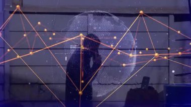 Adam akıllı telefonu kulağına doğru kaldırıyor ve garajı arıyor. Ağ küresini etkinleştiriyor. Teknoloji, iletişim, ağ, dijital, sanayi, fütüristik, yenilik