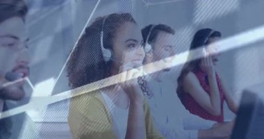 Çağrı merkezi ajanı, artan performans ölçümlerini gösteren verilerle konuşan kulaklık ayarlıyor. İşbirliği, takım çalışması, teknoloji, analitik, iletişim, üretkenlik, modern