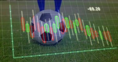 Futbolcu çimenlerin üzerinde ayağını kaydırırken şamdan şeması spor verilerini takip ediyor. Spor, analitik, görselleştirme, performans, hareket, yenilik, rekabet