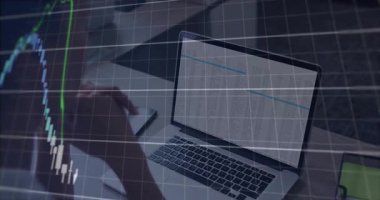 Dizüstü bilgisayar analiz kağıdına yaslanmış bir kadın animasyon finans şamdanı çizelgesinde dalgalanma gösteriyor. Mali veriler, analitik, dijital, iş, teknoloji, modern, profesyonel