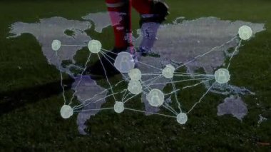 Futbol oyuncularının topa vurması spor verilerini vurgulayan atımlı harita düğümlerine neden oluyor. Sporcu, spor, dijital, bağlantı, ağ, hareket, stadyum