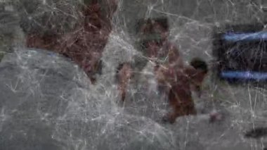 Kıdemli doktor odaya giriyor, monitörü işaret ediyor, meslektaşlarını sorgularken tıbbi vaka sunuyor. Tıbbi ekip, işbirlikçi, profesyonel, danışma, hastane, sağlık hizmetleri, klinik