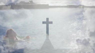 Sağlık algılama deniz hareketi, çapraz siluet altında ortaya çıkan kadın, sürüklenen bulutlar yenilenme gösteriyor. Siluet, dinginlik, şafak, yansıma, canlılık, su, ruhani