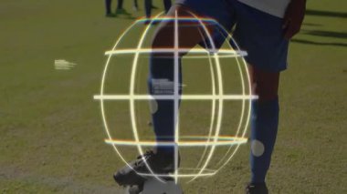 Kleat vuruş topu dijital küre kaplamasına neden oluyor, genç oyuncu futbol antrenmanında topu kontrol ediyor. Sporcu, takım çalışması, yenilik, eğitim, spor, atletizm, dijital