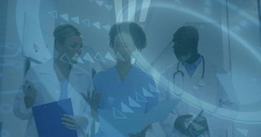 Tıbbi ekip koridor inceleme çizelgesinde ayrıntıları renklendirme istatistikleriyle onaylıyor. Sağlık, takım çalışması, profesyonellik, işbirliği, klinik, tanı, hastane