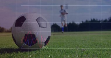 Futbolcu topa doğru koşarken topun arkasında yükselen analitik grafikleri etkinleştiriyor. Atletik, teknoloji, hareket, veri, performans, açık hava, modern