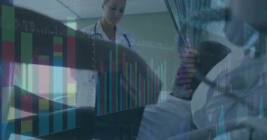 Doktor tableti tıbbî grafikleri izlerken odaya giren hemşire hasta kelepçelerini kaldırıyor. Sağlık, hemşirelik, teşhis, teknoloji, profesyonellik, hasta bakımı, tıbbi ekipman