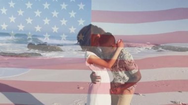 Çiftler kumsalda yürürken kucaklaşır ve bayrağın dalgalandığı seyahat reklamında kaldırırlar. Romantizm, şefkat, ufuk, dinginlik, dostluk, kıyı, canlılık