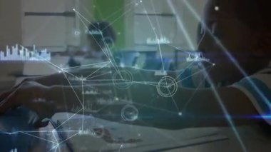 Sınıftaki çocuk animasyon veri akışı örtüsüyle öğretmenden tableti kapmaya çalışıyor. Eğitim, dijital öğrenme, teknoloji, iletişim, yenilik, işbirliği, e-öğrenme