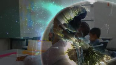 Öğretmen sınıfta alkışlıyor. Kızı cesaretlendiriyor. El kaldırıyor ve saydam dünyayı döndürüyor. Eğitmen, gençlik, yenilik, öğrenme, merak, ilham, multimedya