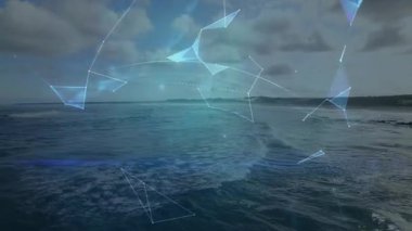 Durağan deniz manzarasından sonra, çokgen ağları birleşerek dönen dünyaya dönüşerek veri akışını gösteriyor. Deniz manzarası, teknoloji, soyutlama, fütüristik, yenilik, bağlantı, dijital