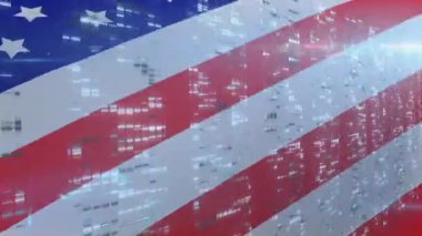 Amerikan bayrağında dalgalanan dijital şebeke yanıp sönen merceklerin altında parıldıyor. Vatanseverlik, dijital, teknoloji, hareket, soyut, modern, dinamik