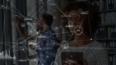 Tablet kullanan bir kadın, teknik planlama sırasında cam duvar notlarının üzerinde görünen CGI şebekelerinin oluşmasına neden oluyor. İşbirliği, yenilik, strateji, beyin fırtınası, modern bağlantı, analiz