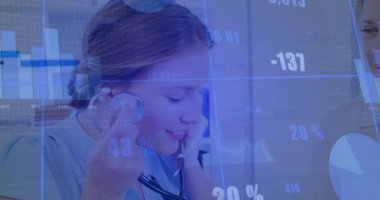 Klinisyen steteskop yetiştiriyor ve çizelgeler canlanırken hastanın üzerine yerleştiriyor. Tıbbi, sağlık, analiz, profesyonel, tanı, veri, danışma