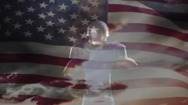 Futbolcu dalgalı bayrak kaplamasına tepki veriyor, topu gökyüzüne fırlatmak için duruş sergiliyor. Sporcu, vatanseverlik, dinamik, hareket, kutlama, kararlılık, dijital sanat