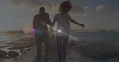 Fitness ikilisi dar taş iskeleye adım atıyor ve gün batımında el ele martıları kovalıyor. Macera, bağlantı, açık hava, zarafet, hareket, rahatlık, sükunet