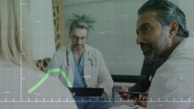 Sakallı doktor, sağlık danışma verileri incelenirken şebekeyi süpüren yeşil çizgi grafiğini işaret ediyor. Tıbbi, analiz, teknoloji, işbirliği, profesyonel, tanı, veri