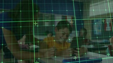 Öğretmen tableti işaret ederek yeşil AR ızgarasını etkinleştiriyor öğrenme kılavuzu, öğrenci gülüşü. Eğitim, teknoloji, etkileşim, dijital, sınıf, katılım, yenilik