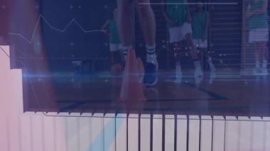 Basketbol sahasında turuncu koniler üzerinde yürüyen bir sporcu, koçun ıslık çalması bar ve çizgi grafikleri. Spor, antrenman, çeviklik, performans, fitness, rekabet, takım çalışması