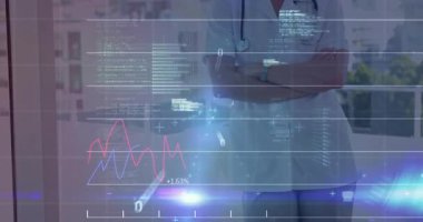 Kadın doktor pencere hizasında duruyor. Grafik ve kod ortaya çıkıyor ve değişken bir gülümseme sergiliyor. Tıbbi, teknoloji, analitik, yenilik, sağlık, veri görselleştirme, profesyonel