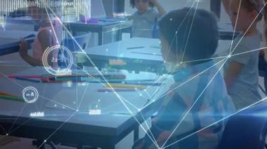 Pembe elbiseli kız, çalışma masalarındaki sınıf arkadaşlarını bağlayan eğitim ağı grafiklerini aktifleştiriyor. Eğitim, teknoloji, işbirliği, yenilik, öğrenme, sınıf, dijital