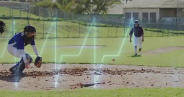 Yakalayıcı, beysbol sahasında iz sürme atışıyla çömeliyor, atımlı top yakalama koşucusuna atılıyor. Sporcu, spor, yarışma, aksiyon, takım çalışması, açık hava, yoğunluk