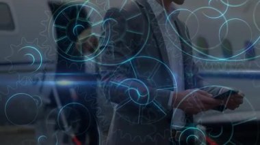 Yetişkin birinin akıllı telefonunu dinlemesi holografik vitesler atarken jette uçuş kontrollerini başlatması. Şirket, havacılık, teknoloji, modern, profesyonel, gösterişli, verimlilik