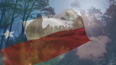 Yürüyüşçüler, Şili bayrağını örten direkler dikiyorlar ve seyahat promosyonu sırasında orman yolunda sallanıyorlar. Macera, keşif, dayanıklılık, manzara, doğa, sağlık, manzara