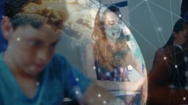 Erkek çocuk sınıfta yazarken, 3D dünya gülümseyen genç kızın etrafında kayboluyor ve fark ediyor. Eğitim, öğrenme, yenilik, teknoloji, takım çalışması, işbirliği, dijital