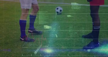 Futbolcular duruş değiştiriyor, spor verilerini üst üste koyuyor ve adil bir oyun sergileyerek el sıkışıyor. Sporcular, işbirliği, yenilik, teknoloji, takım çalışması, rekabet, açık hava