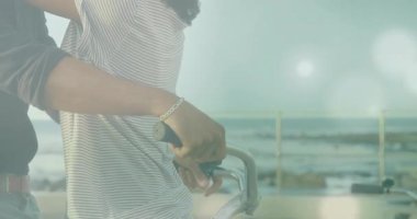 Birkaç çekici gidon, seyahat reklamı için korkuluk, kıvılcım saçan kucaklaşma ve alevler arasında öpüşme. Romantizm, açık hava, modern manzara, sevgi dolu, boş zaman, macera