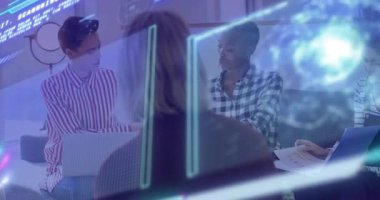 İş arkadaşı rapor sayfasını çizgili gömlekli kadına veriyor. İş verilerini hologramlarla analiz ediyor. İşbirliği, takım çalışması, yenilik, teknoloji, modern, çalışma alanı, iletişim