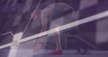 Erkek sporcu kol saatini bloklarda ayarlıyor. Hipodrom sürat koşusu verileri ile örtüşüyor. Sporcu, spor, yarışma, hız, performans, teknoloji, fitness