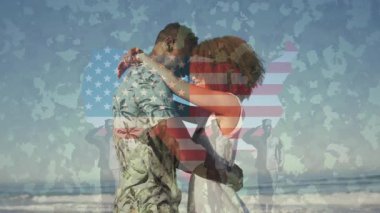 Kıyı şeridinde buluşan çift, kamuflaj bayrağını örterek kıdemli siluetleri onurlandırıyor. Romantizm, vatanseverlik, birlik, kutlama, esneklik, sükunet, içtenlik