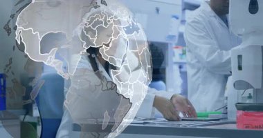 Laboratuvardaki dijital küre taraması araştırma görevlisinin örnekleri ayırdığını ve analiz için tableti tıklattığını gösteriyor. Biyoteknoloji, işbirliği, yenilik, teknoloji, analitik, araştırma, bilim